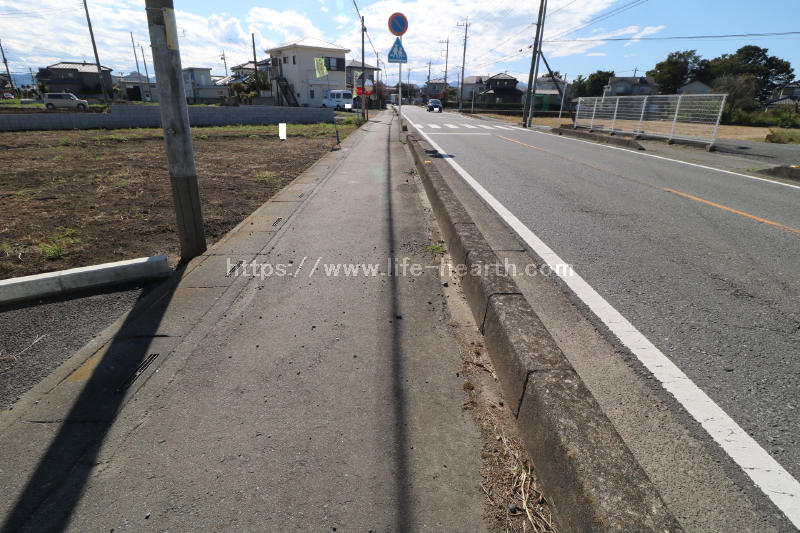 北西側接道道路状況