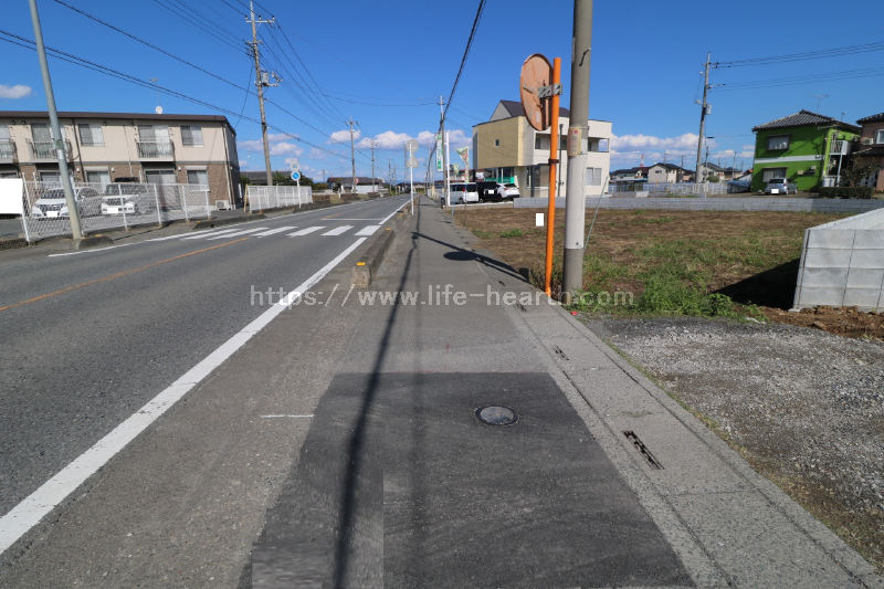 北西側接道道路状況