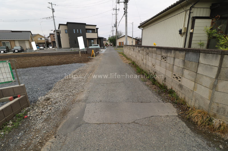 南東側接道道路状況